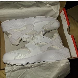 BRAND NEW HUARACHE NIKE SIZE 6.5 boys 8.5 women’s